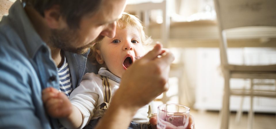 Van de eerste hapjes tot volwaardige maaltijden: zo betrek jij jouw kleintje aan de eettafel