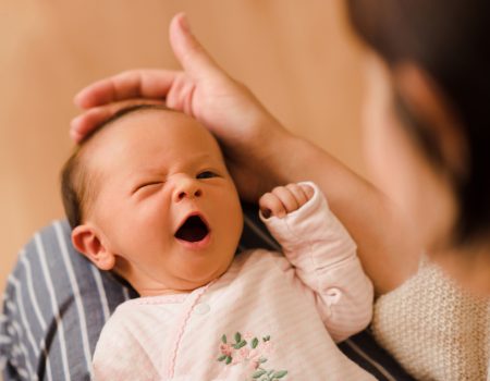 Met deze 5 snelle tips slaapt jouw baby sneller door