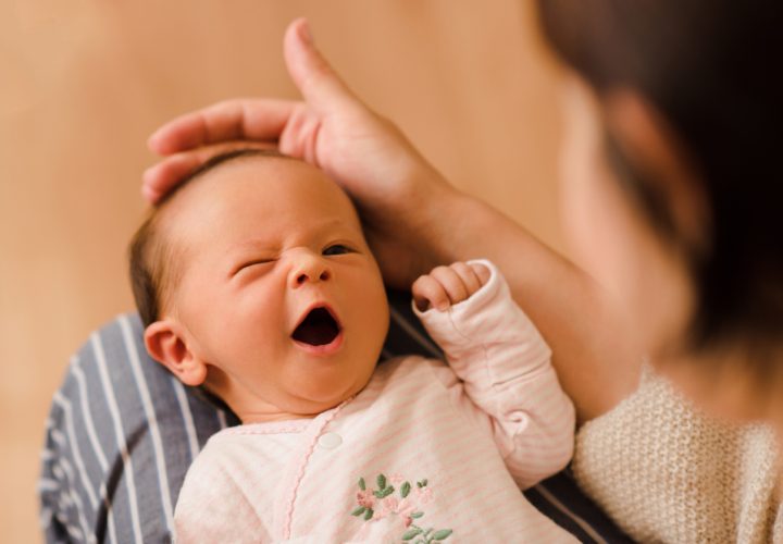 Met deze 5 snelle tips slaapt jouw baby sneller door
